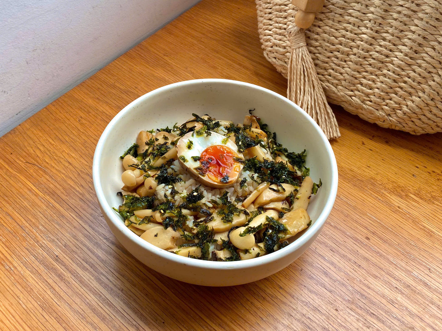 Cơm nấm với trứng luộc mềm